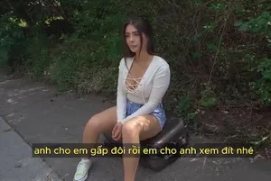 Em có muốn thử bú ti hai chị không